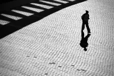 Spacer wśród cieni