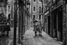 Zagubieni w labiryncie zaułków