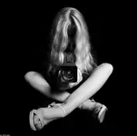 Dziewczyna z aparatem.