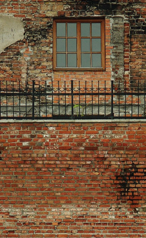 okno nad ścianą