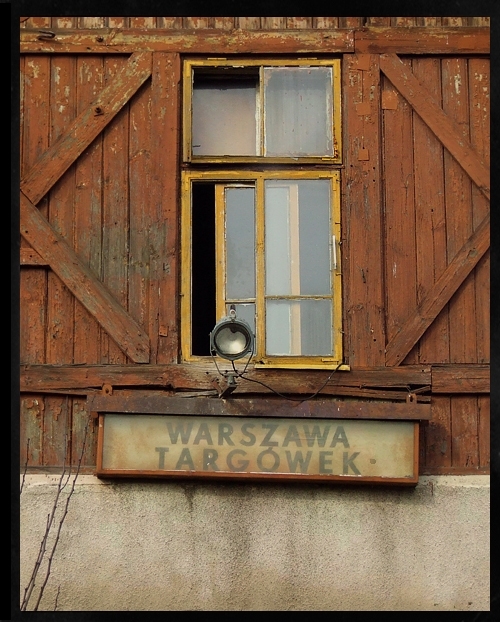 ... Ok(n)o przymknięte...
