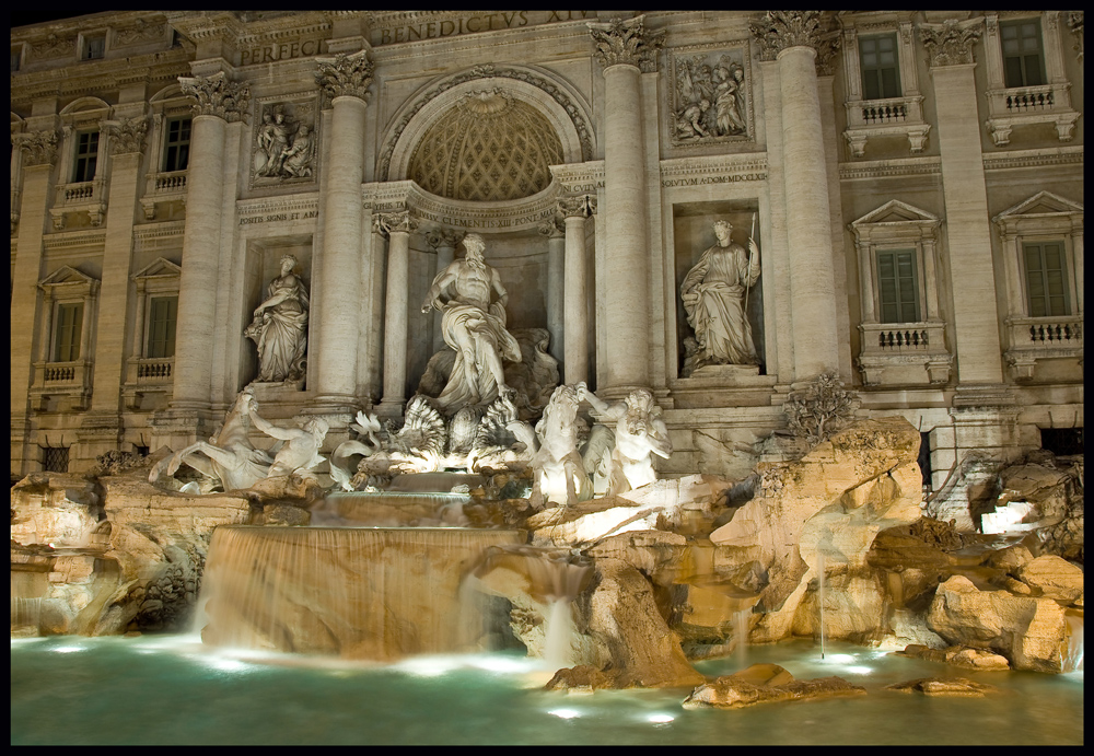 Rzym - Fontanna di Trevi nocą