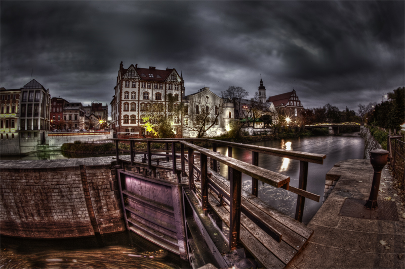 Opole wieczorową porą.