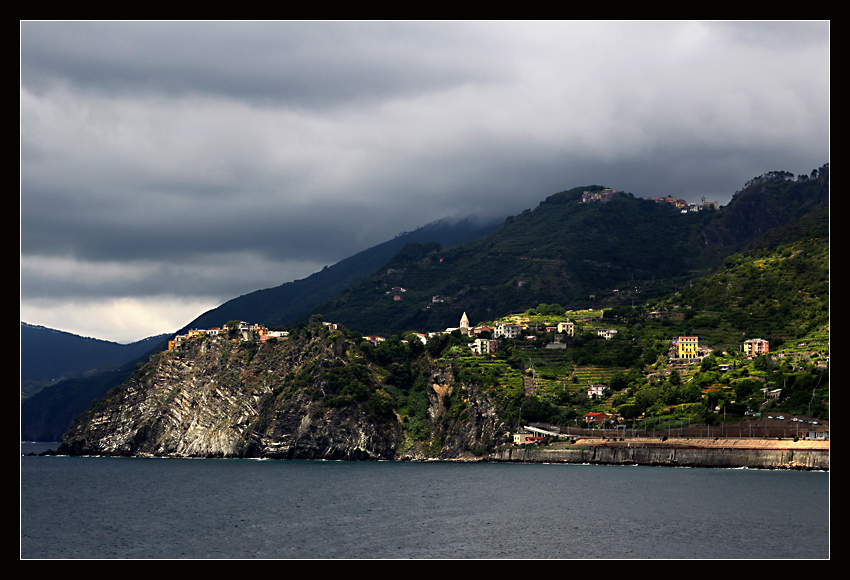 Corniglia tuż przed burzą. Italia , Liguria Levante , Cinque terre.