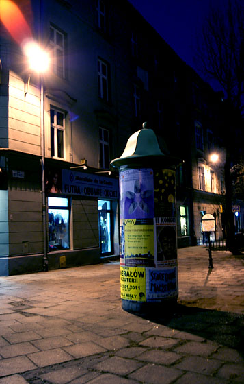 Słup ogłoszeniowy nocą.