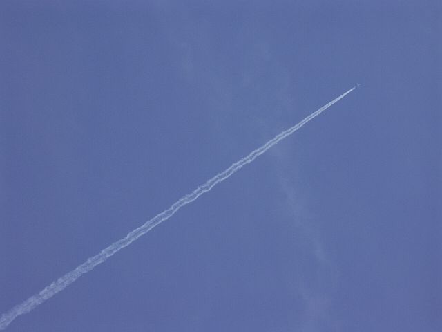 A słońce - wysoko, wysoko - świeci pilotom w oczy...