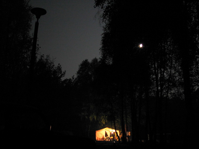 Nocny dyżur na polu namiotowym
