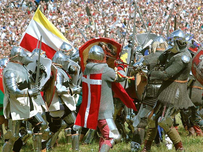 kibice lubią gdy walka na murawie sie zaostrza