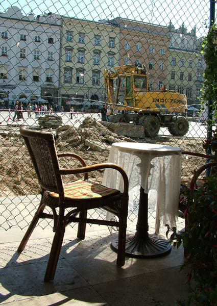 Relaks z koparką w tle