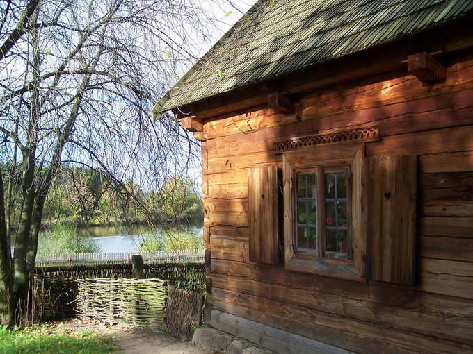 Chata kurpiowska w refleksach świetlnych...