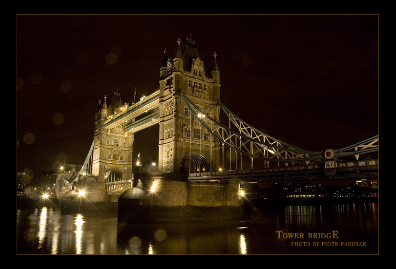 Tower Bridge. Londyn. Deszczu krople.
