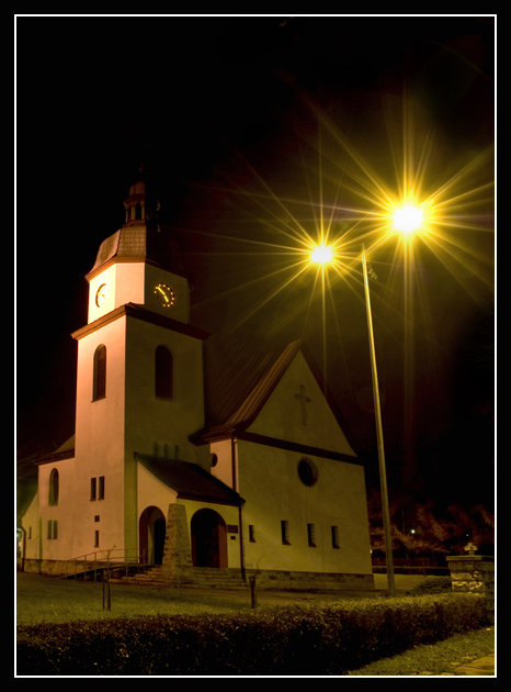 Kosciół w blasku latarni