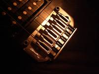 Złoty mostek gitarowy