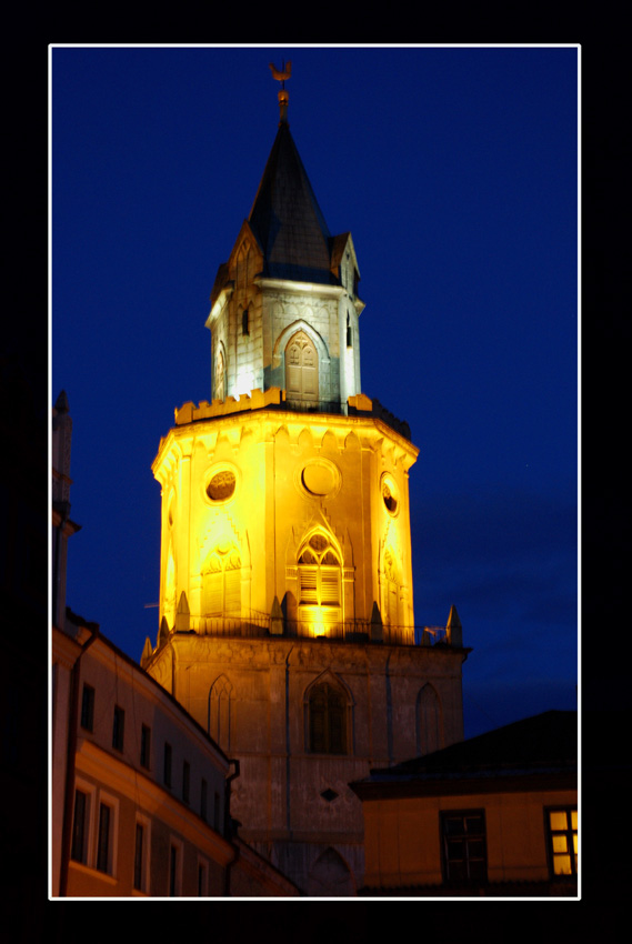 stare miasto nocą