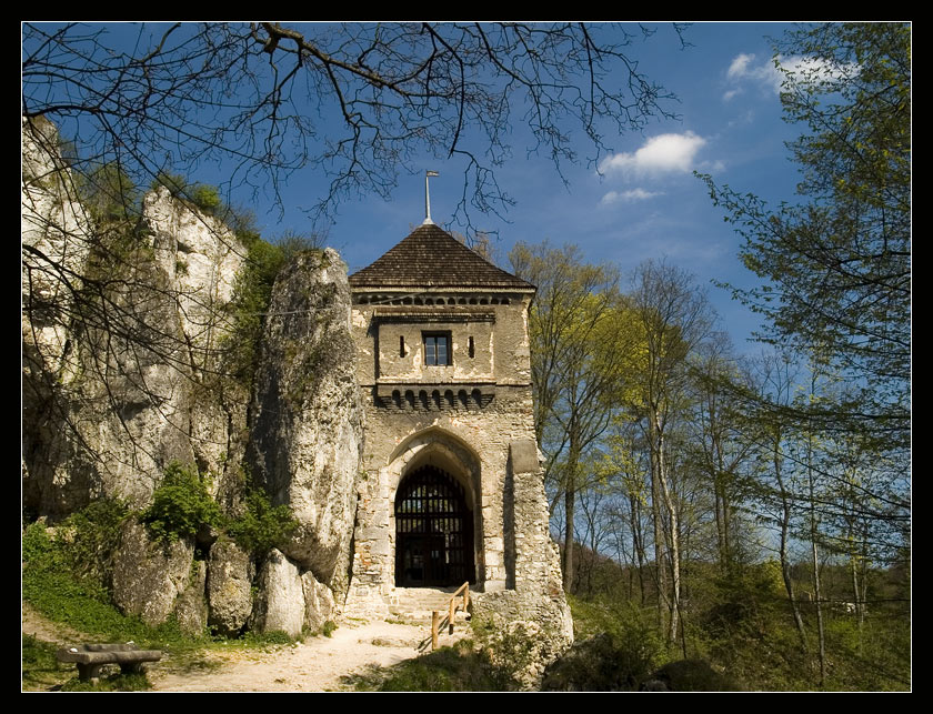 Brama do zamku w Ojcowie , do ruin zamku.
