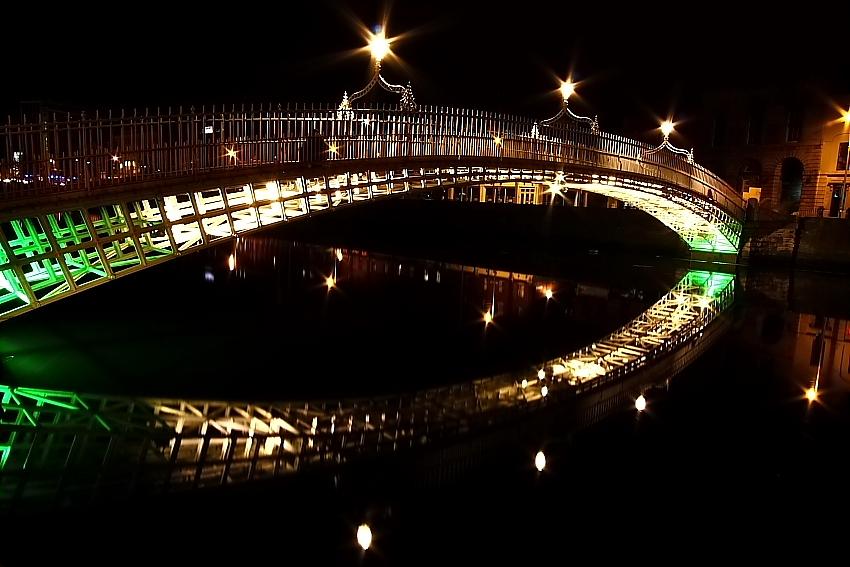 Ha\\\'ppenny bridge at night