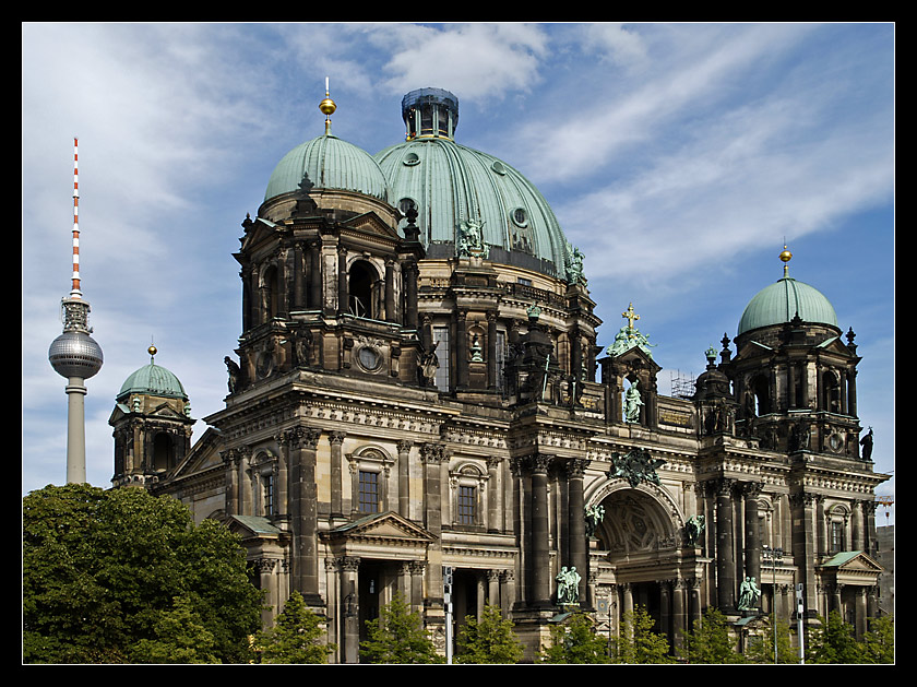 Stare i nowe ...Berlin , Berliner Dom i wieża telewizyjna na Alexander Platz.
