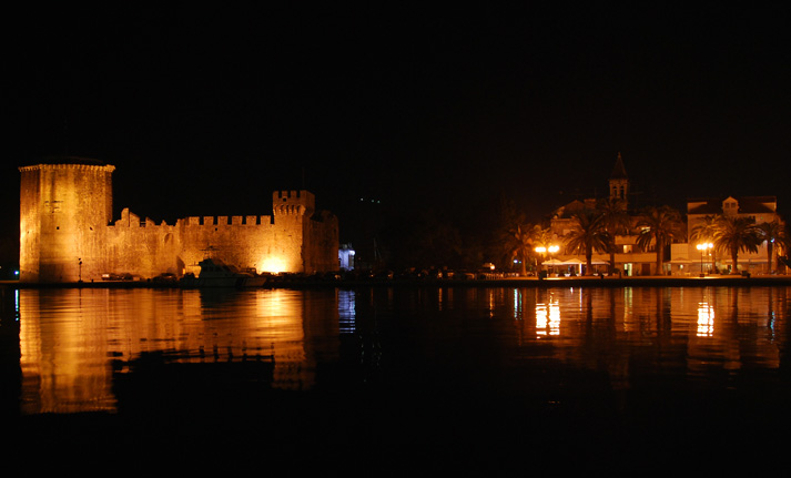Trogir nocą