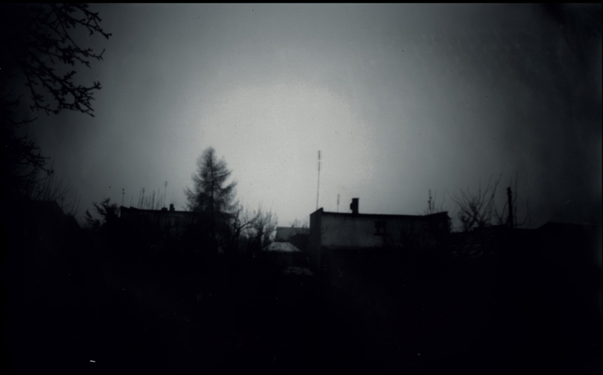 otworkowe domki o zmroku  pinhol nr 3