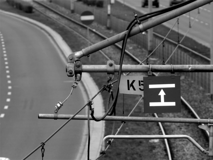 nadpędza tramwaj
