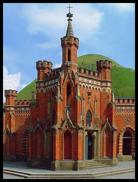 Kaplica i wejscie na Kopiec Kościuszki.