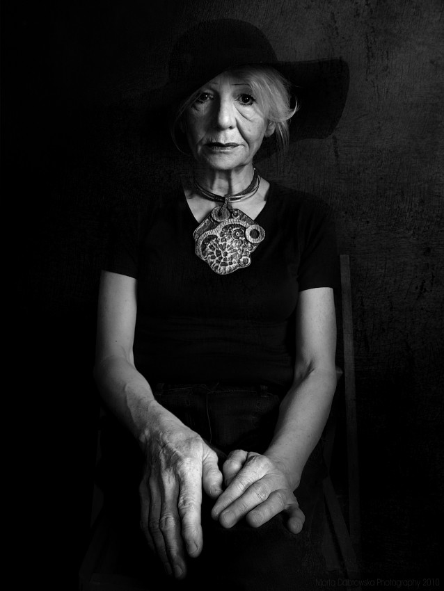 Portret mamy z dużymi dłońmi.