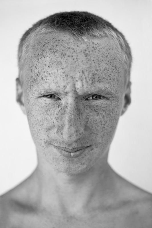 chlopak z piegami
