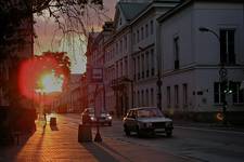 UL. MIODOWA W WARSZAWIE  Z FLARĄ W TLE....