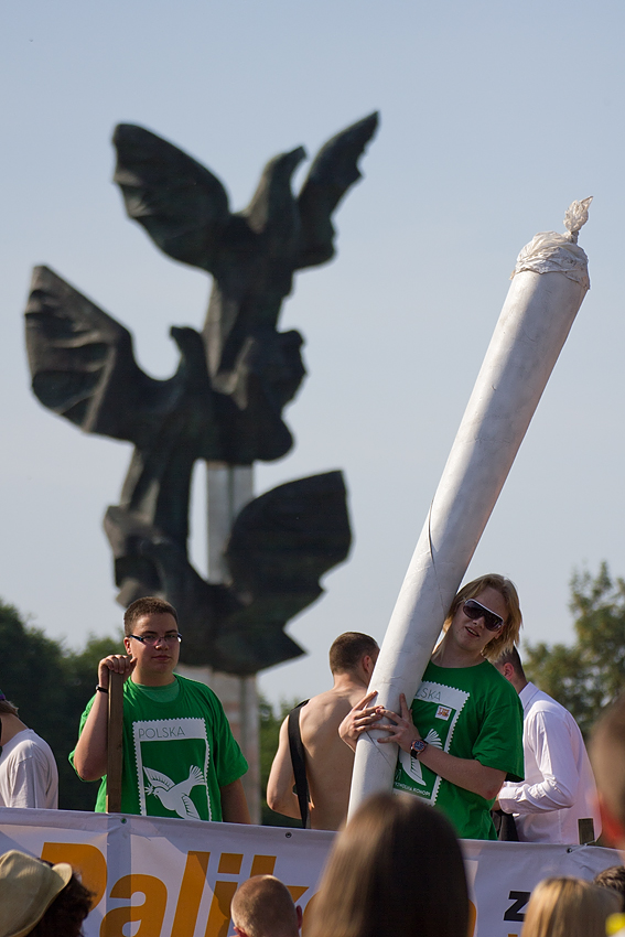 Marsz Wyzwolenia Konopi 2011 w Szczecinie , w tle Pomnik Czynu  Polaków
