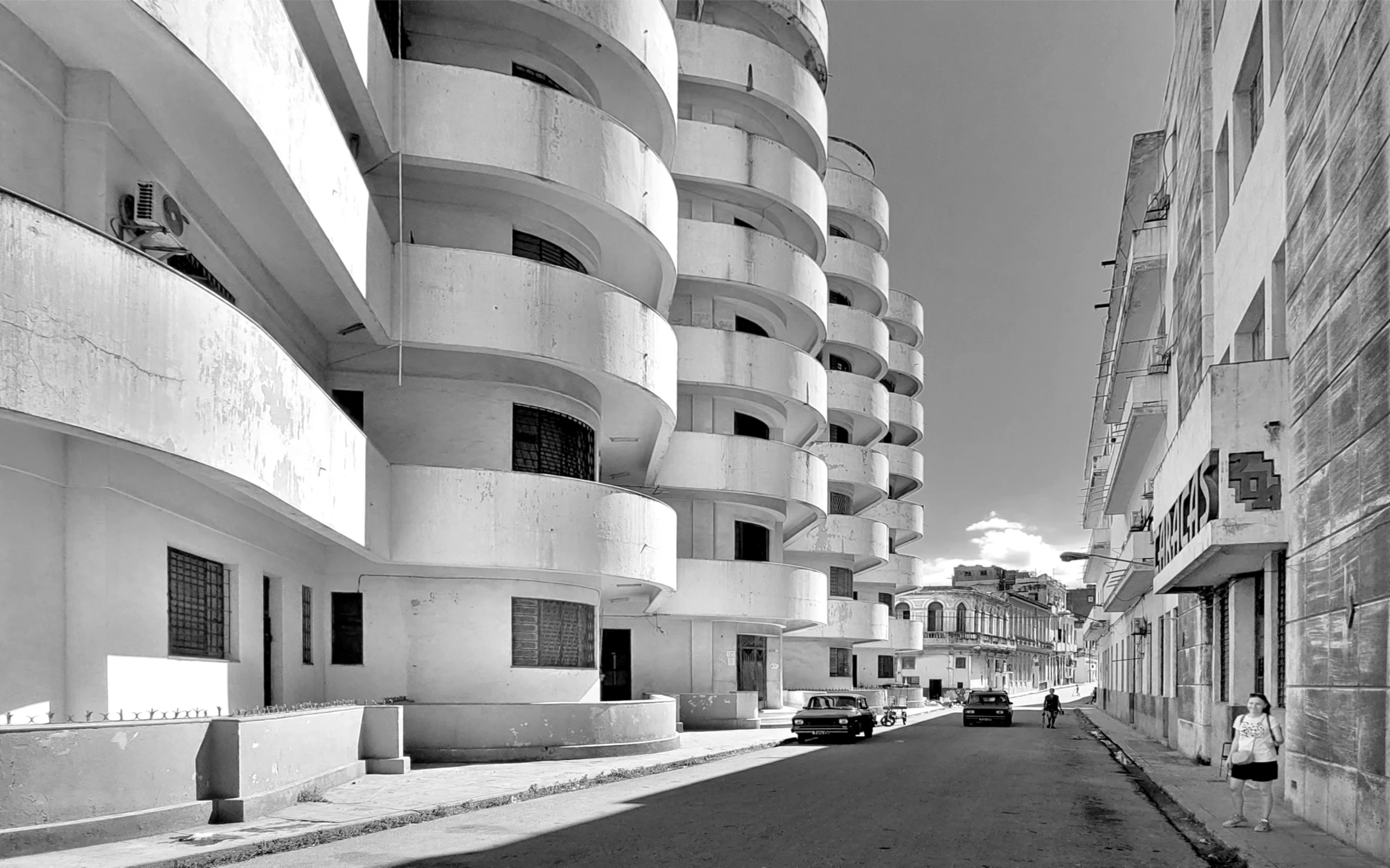 W DOMACH Z BETONU . . .