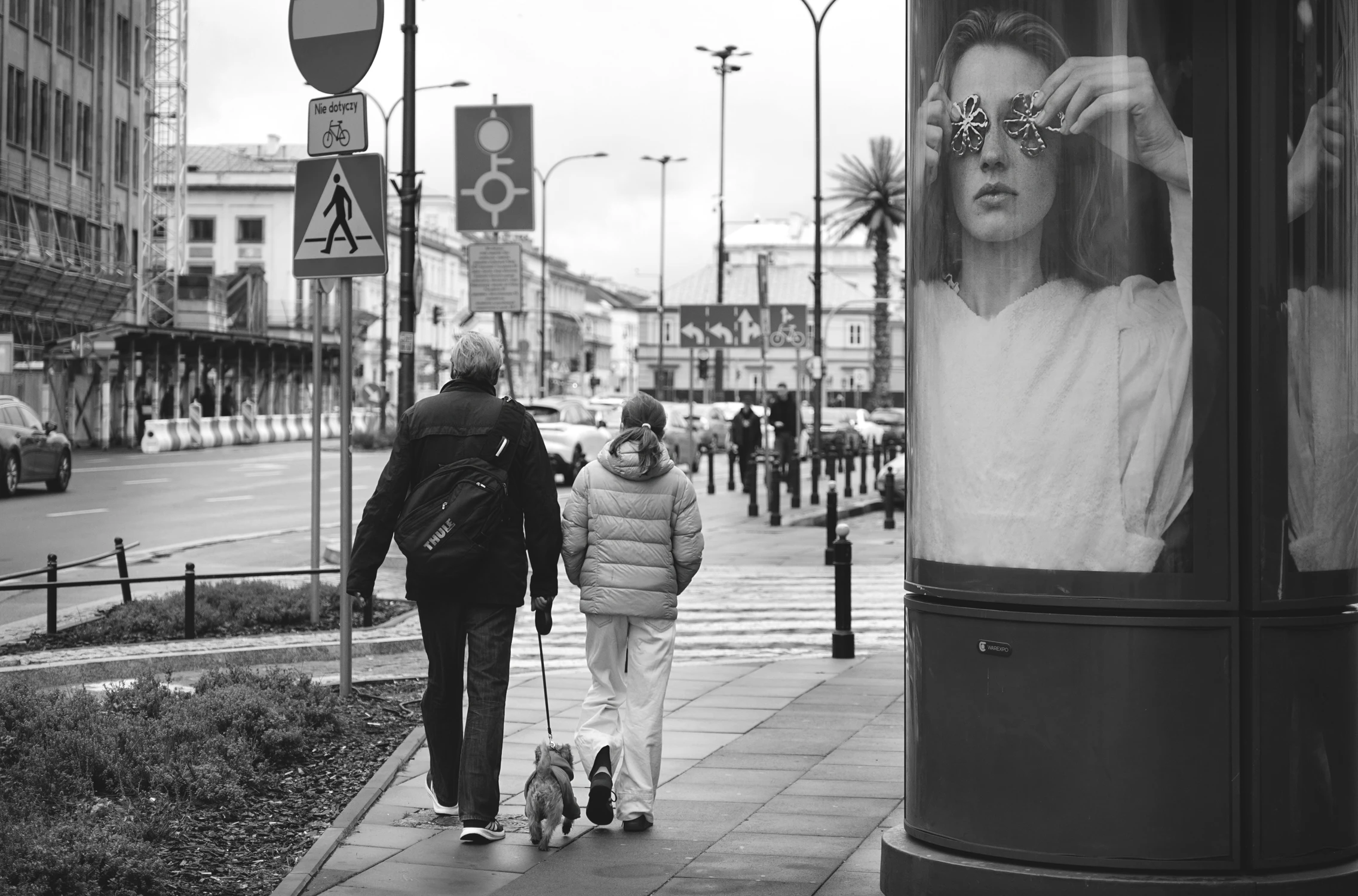 OCZY SZEROKO ZAMKNIĘTE