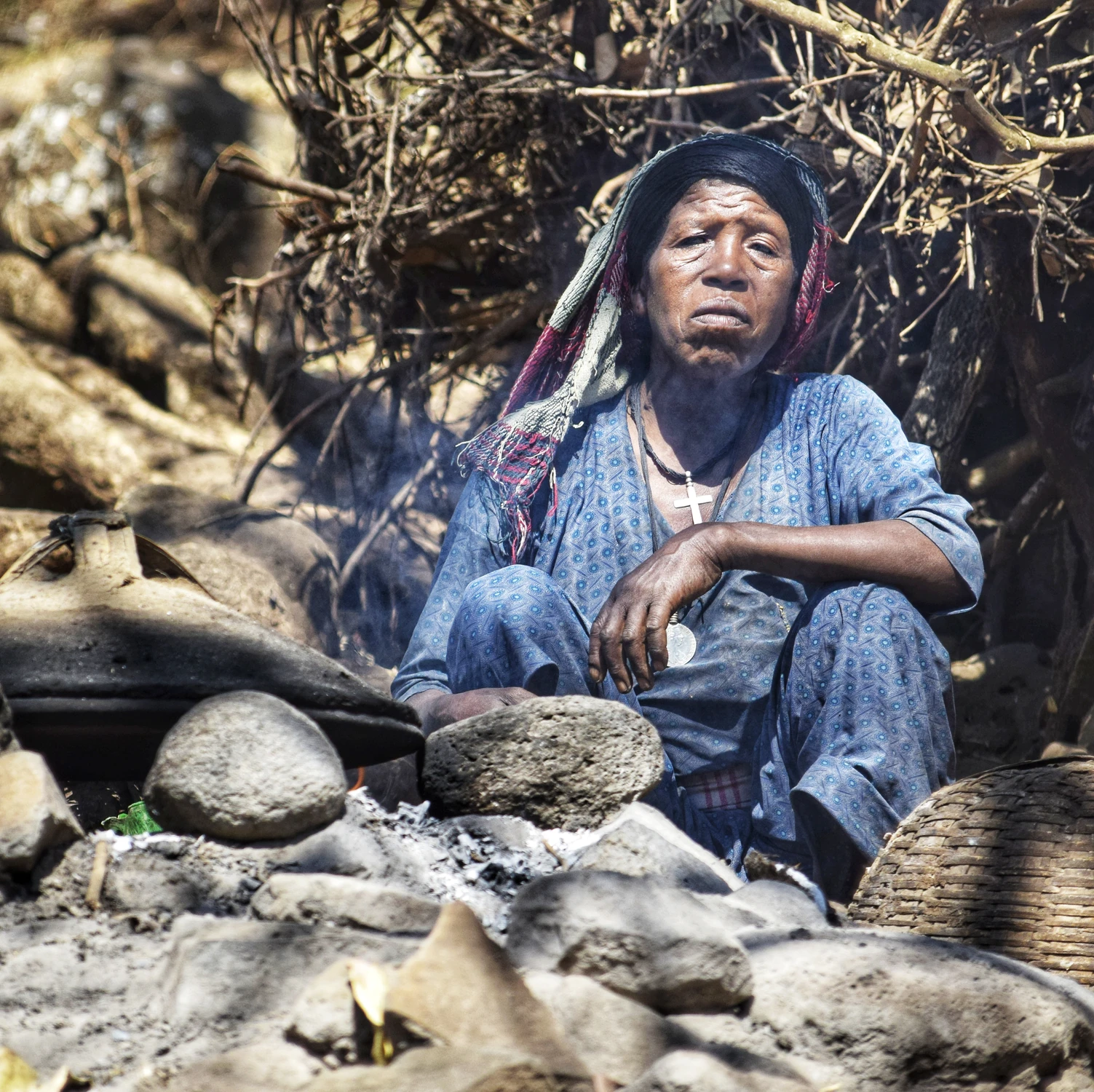 Mogogo, ognisko i  ona.