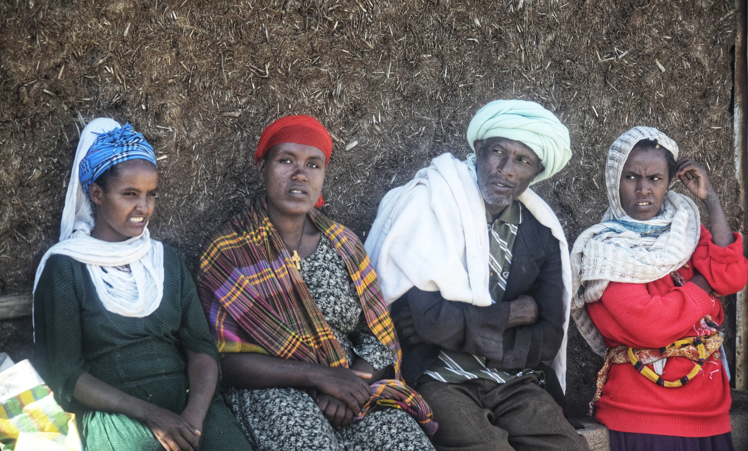 Ławeczka...z glinianą ścianą w tle