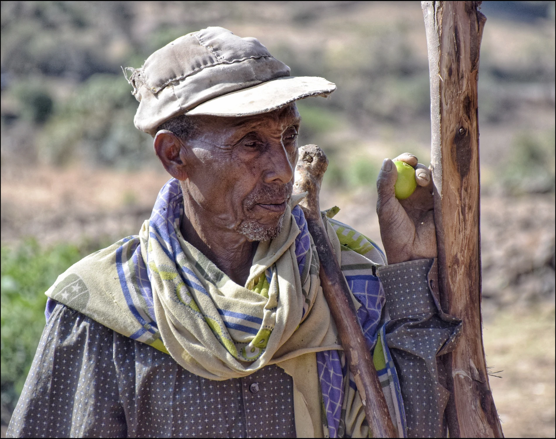 Portret uliczny z owocem