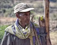 Portret uliczny z owocem