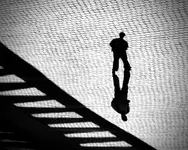 Spacer wśród cieni II