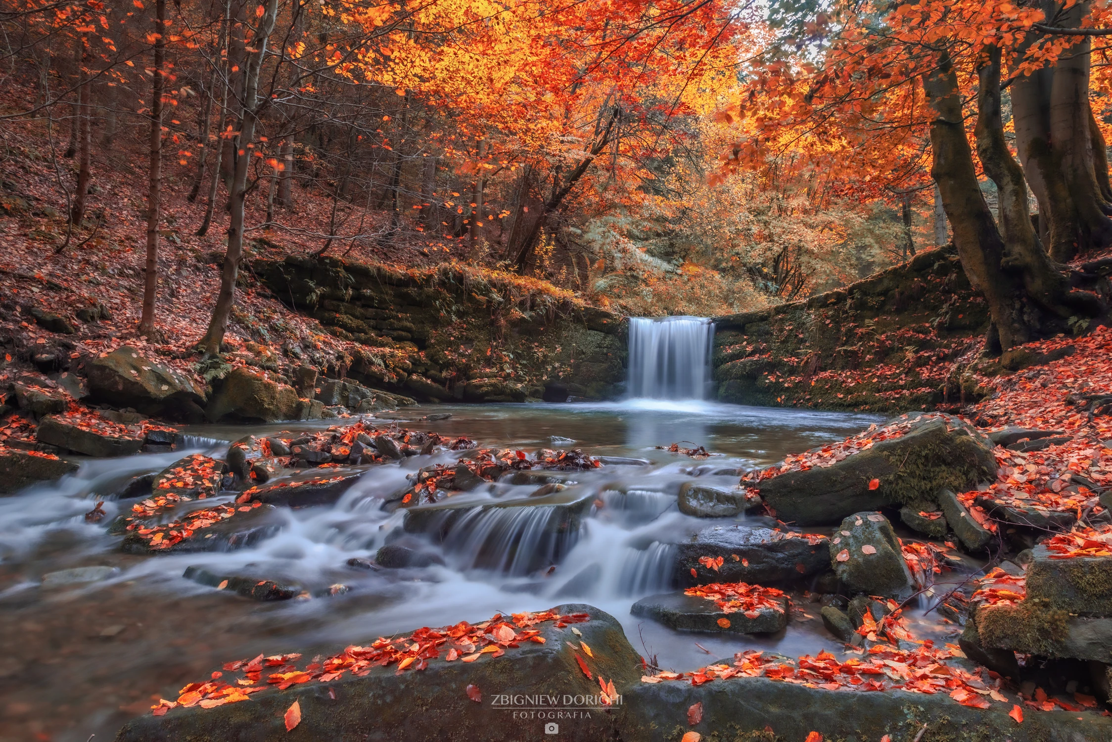 Wodospad w jesiennej scenerii