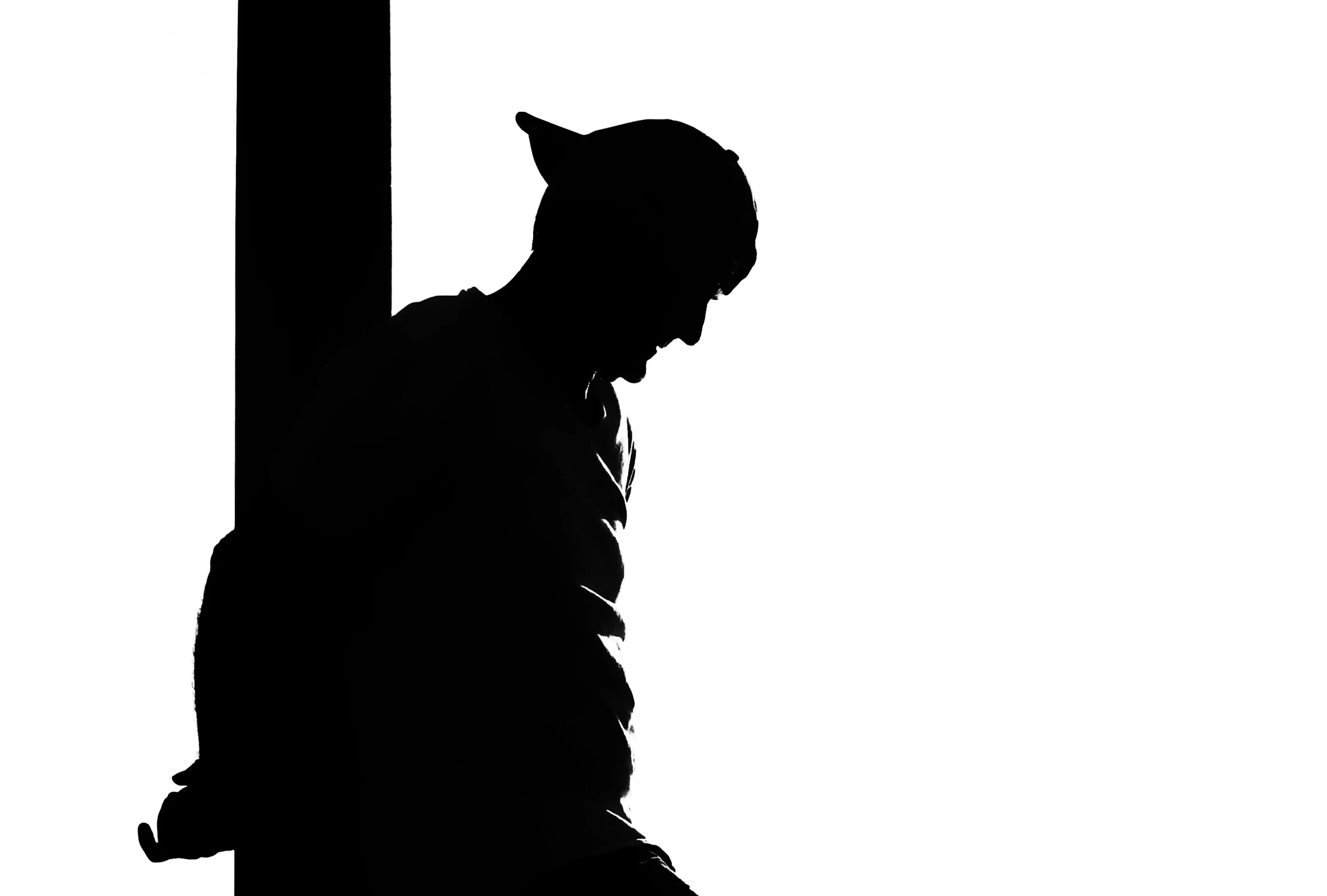 W czapce przy słupie