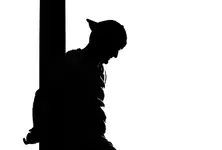 W czapce przy słupie