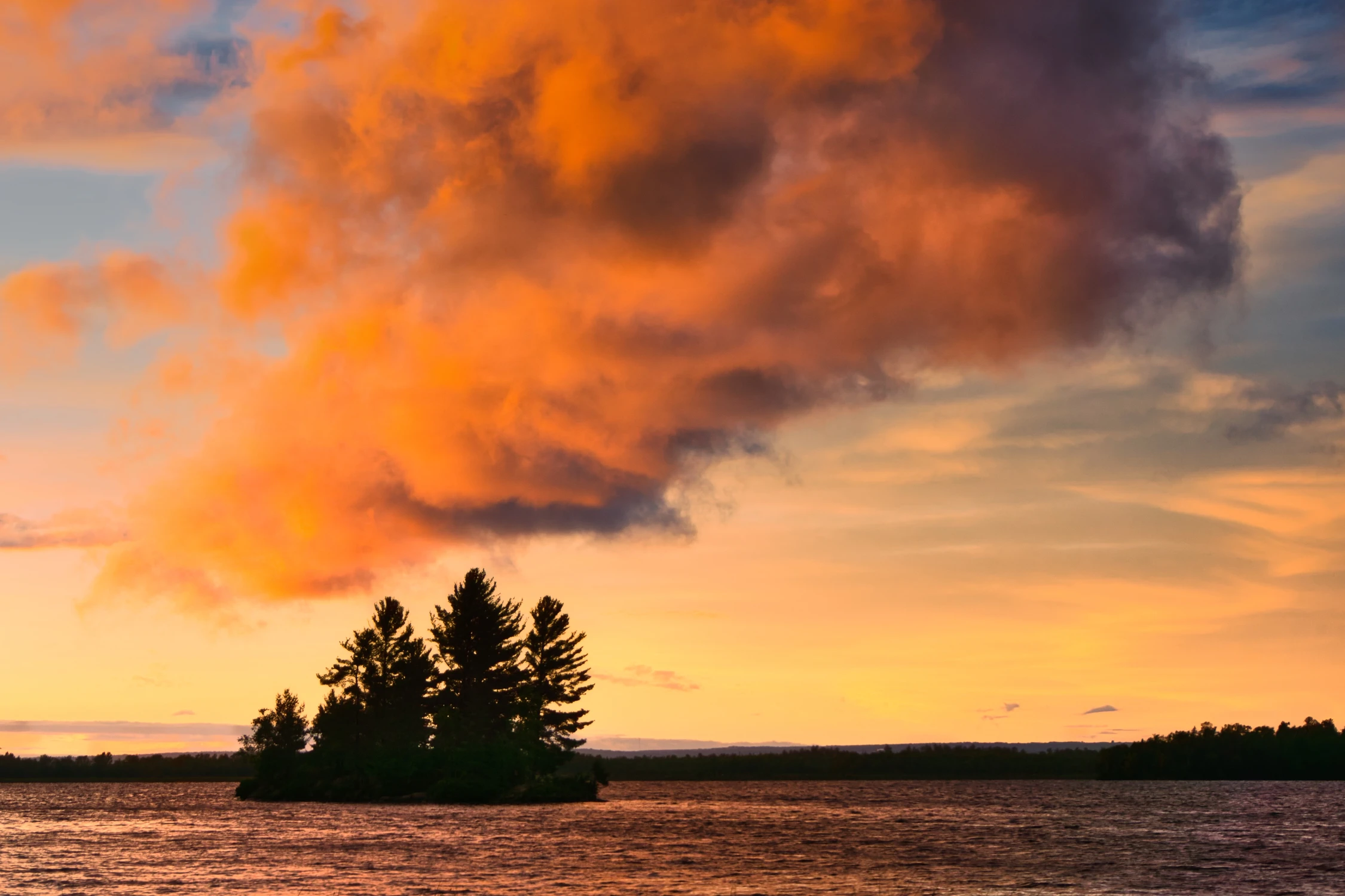 Wielka chmura nad małą wysepką bez nazwy przed zachodem słońca