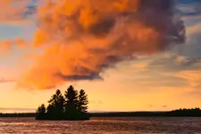 Wielka chmura nad małą wysepką bez nazwy przed zachodem słońca