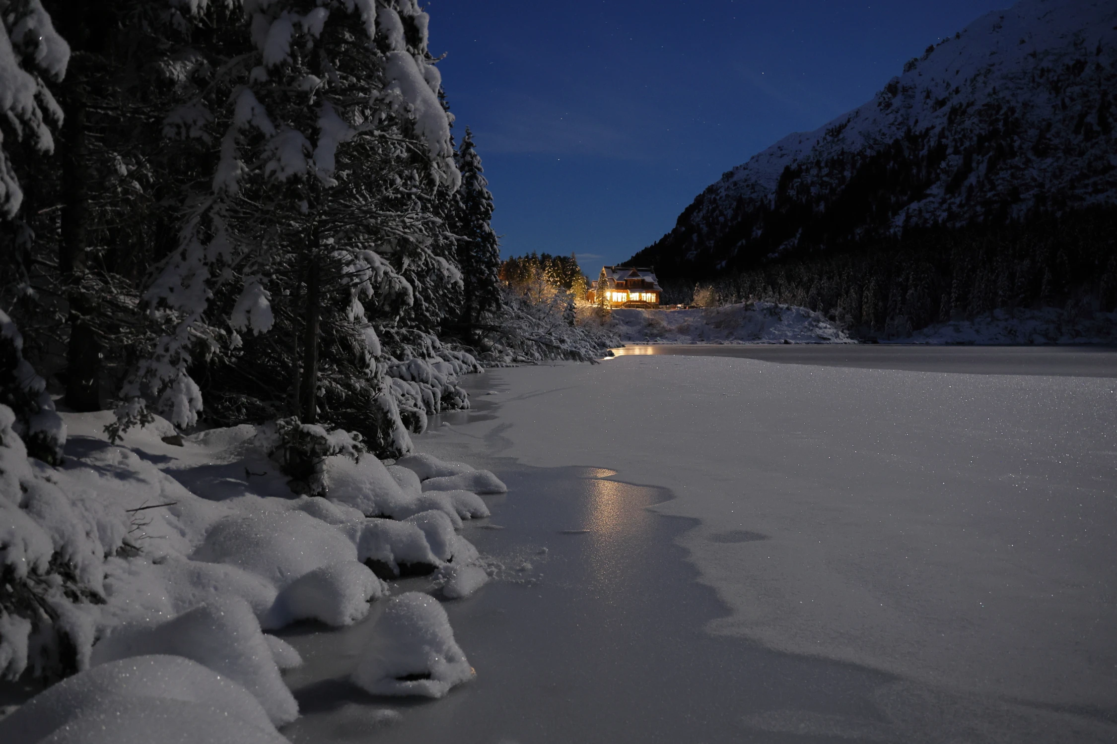 mały domek nad jeziorem
