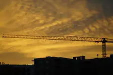 Żuraw wieżowy przed siódmą