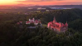 Zamek Książ ze Ślężą w tle
