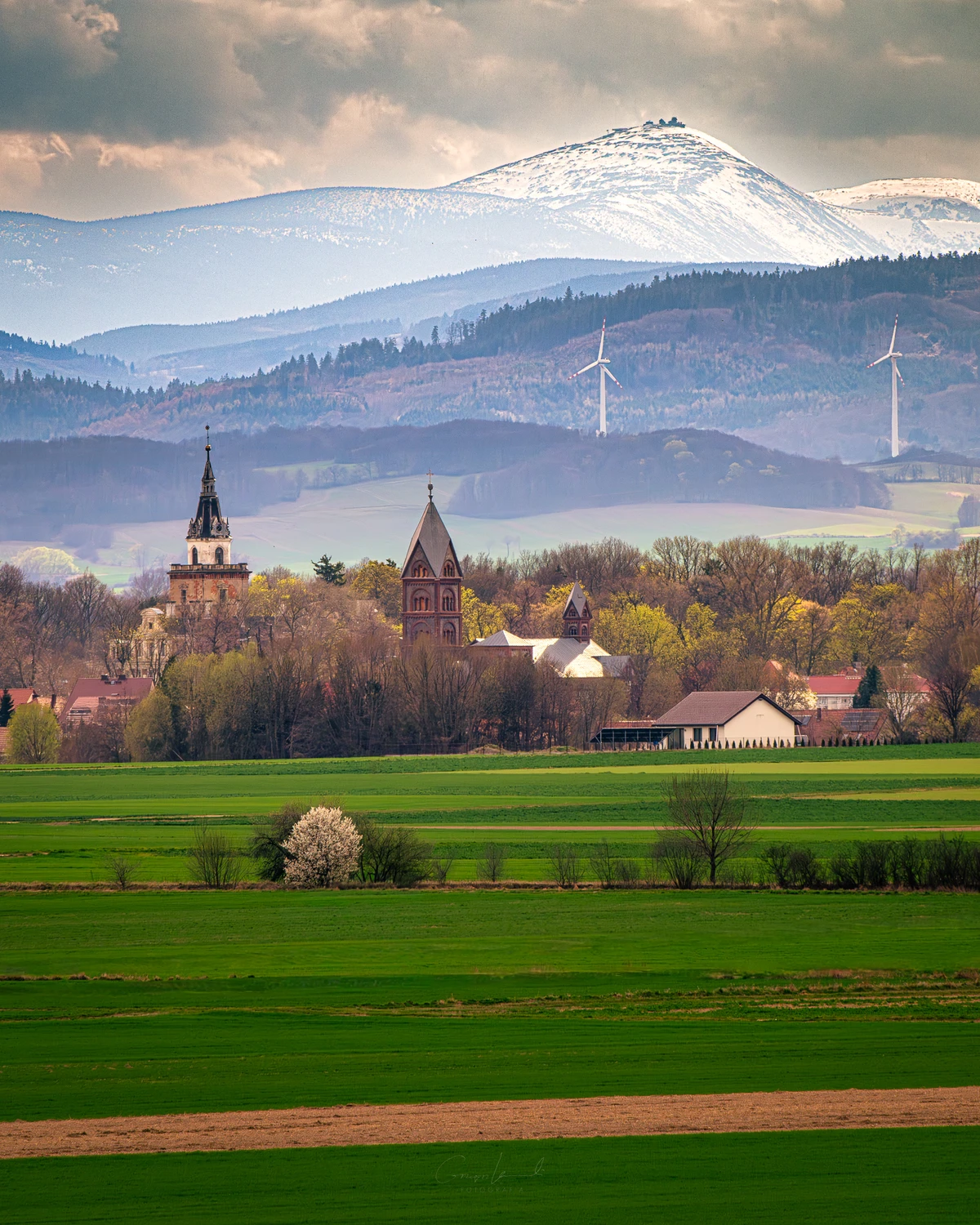 Zamek w Roztoce ze Śnieżką w tle