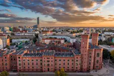Budynek Sądu Okręgowego we Wrocławiu w świetle zachodzącego słońca.