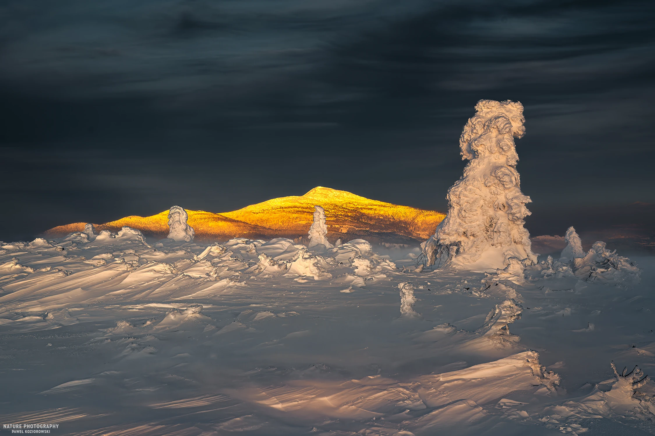 Babia Góra w ostatnich promieniach słońca 