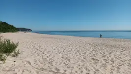 pustą plażą
