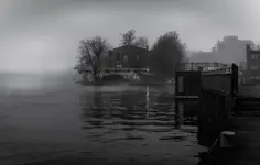 W gęstniejącej mgle