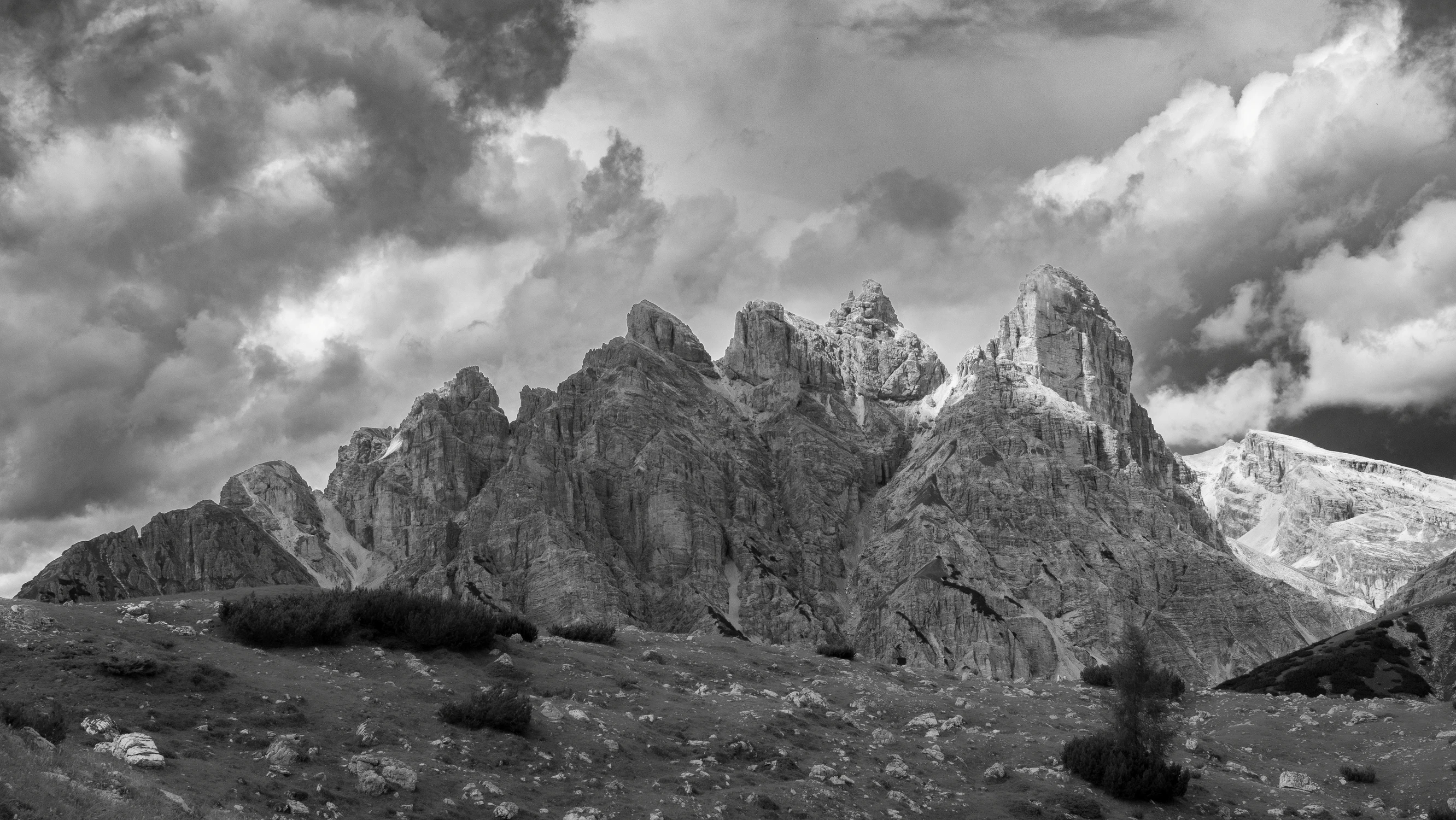 TAM GDZIE SKAŁY DOTYKAJĄ NIEBA